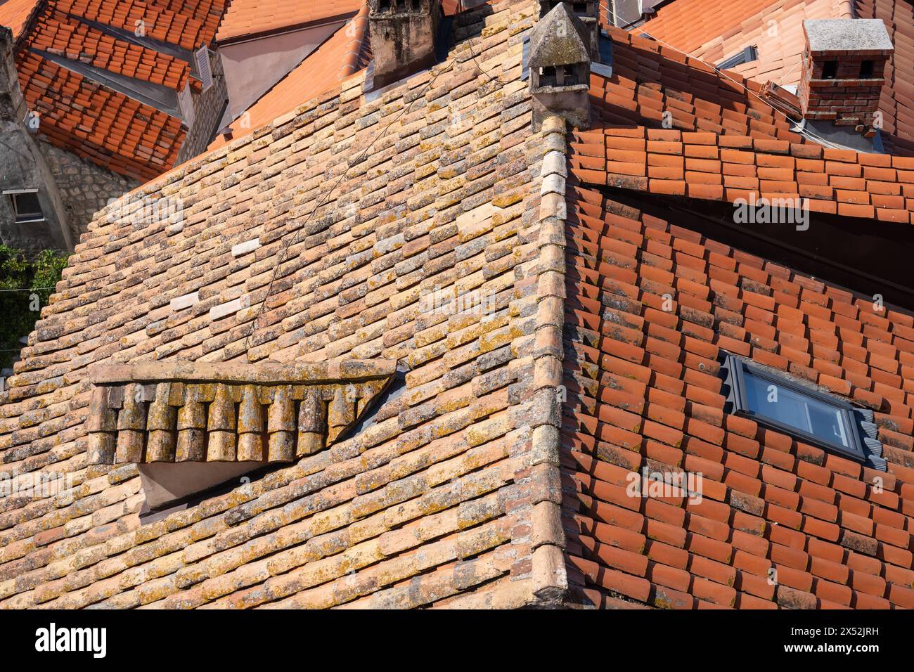 Toit de Dubrovnik montrant de nouvelles tuiles remplacées après les bombardements et de vieilles tuiles. Banque D'Images