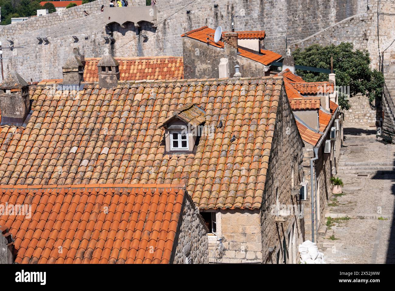 Maisons et rues de Dubrovnik vues depuis les murs de la vieille ville. Banque D'Images