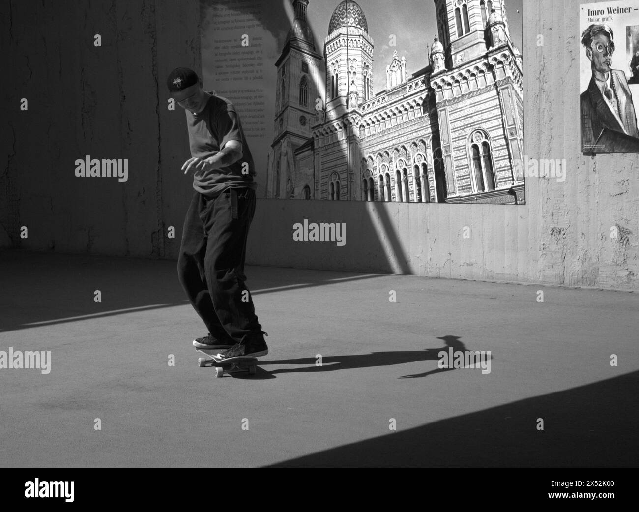 Skateboarder dans le centre de Bratislava Banque D'Images