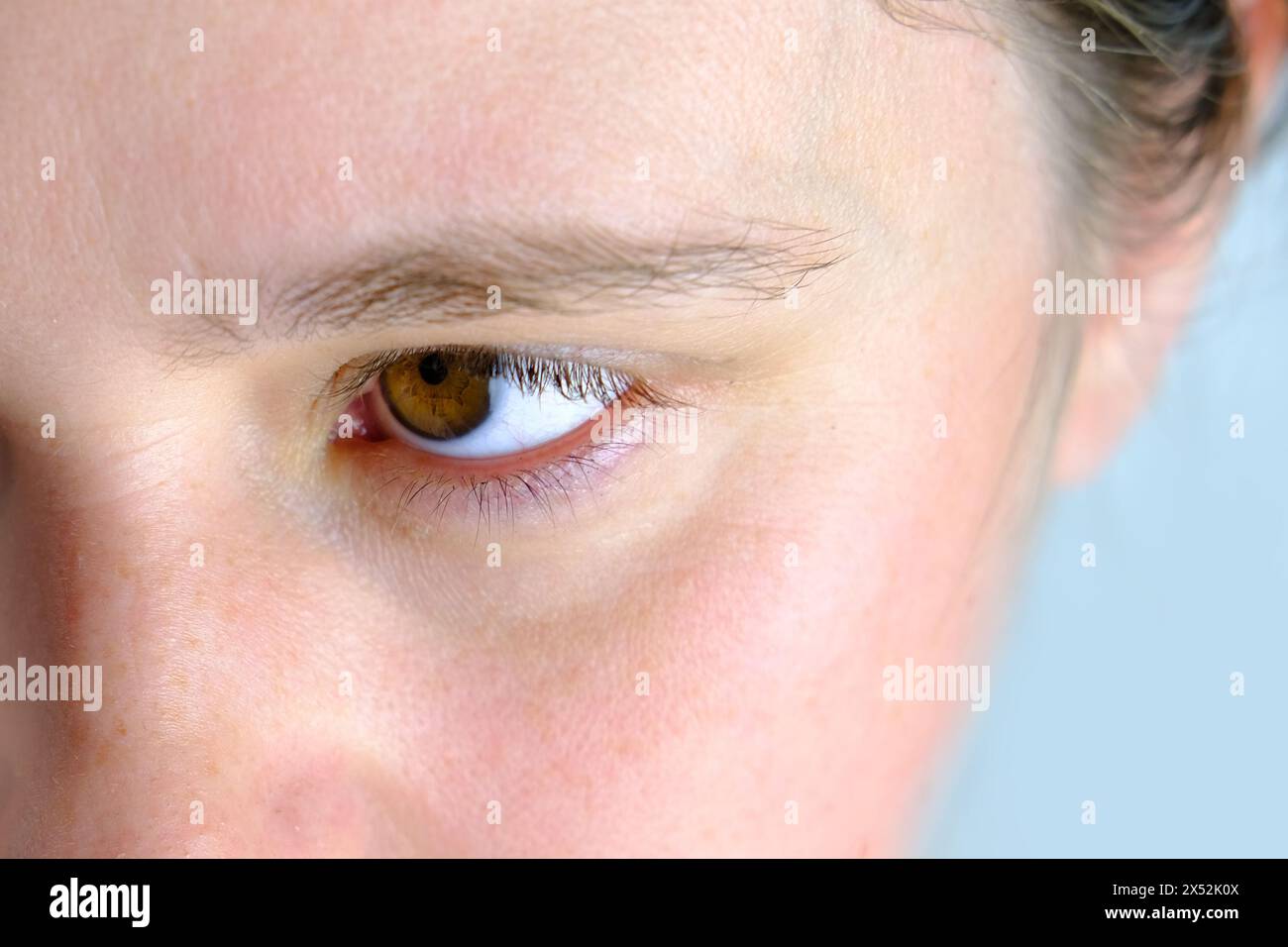 gros plan sur une partie du visage de la femme, fille de 20-29 ans, œil humain regardant sur le côté, le concept de surveillance, de scrutation, de suivi, d'examen visuel Banque D'Images