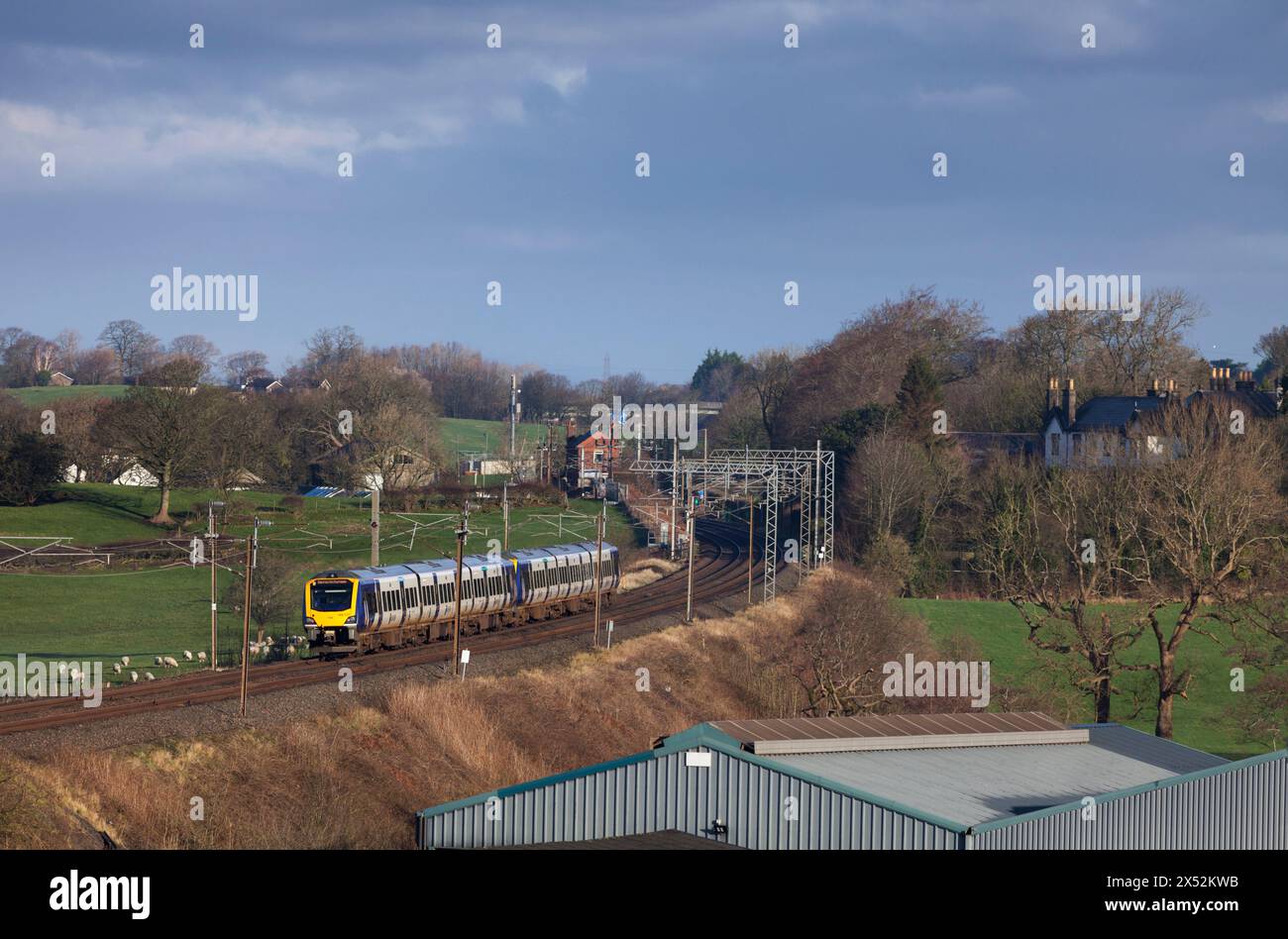 2 Northern Rail classe 195 CAF diesel unités multiples 195124 + 195123 sur la ligne principale électrifiée de la côte ouest dans le Lancashire en passant par la campagne Banque D'Images