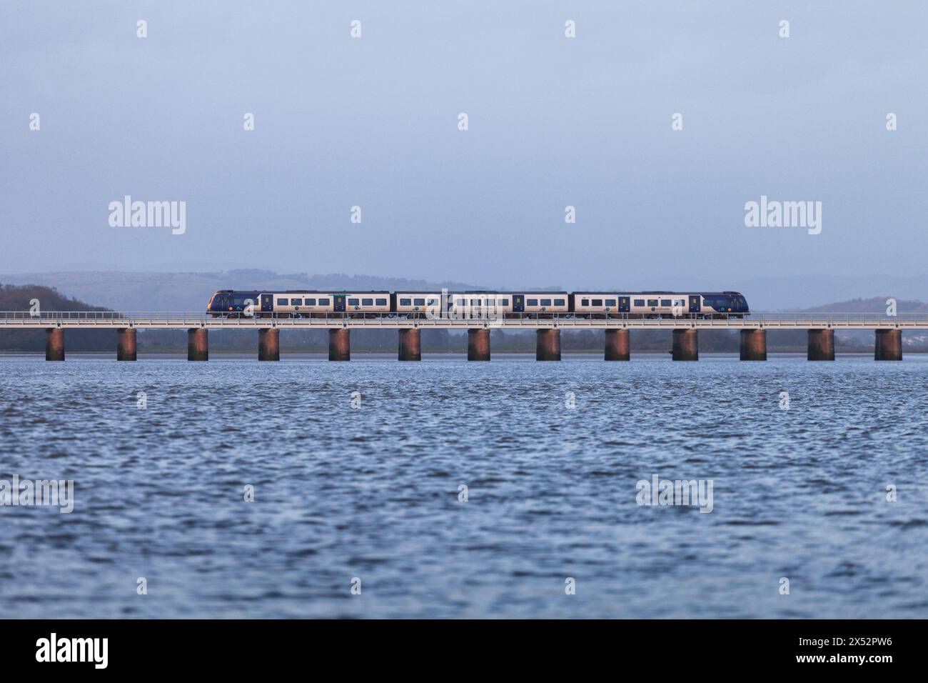 Classe Northern Rail CAF 195 train traversant le viaduc d'Arnside L'estuaire de la rivière Kent sur le pittoresque chemin de fer de la côte de Cumbrian ligne Banque D'Images