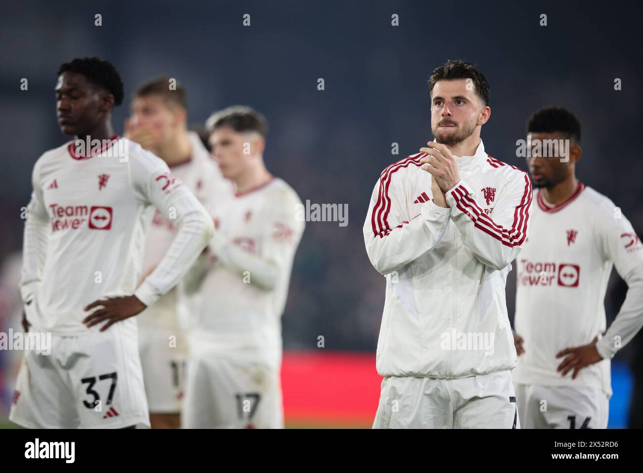 LONDRES, Royaume-Uni - 6 mai 2024 : Mason Mount de Manchester United applaudit les fans après le match de premier League entre Crystal Palace FC et Manchester United FC à Selhurst Park (crédit : Craig Mercer/ Alamy Live News) Banque D'Images