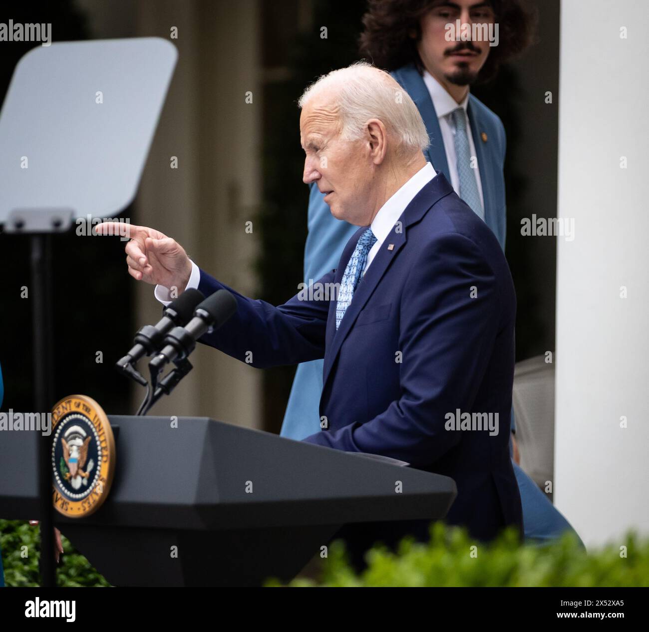 Washington, États-Unis. 06 mai 2024. Le président Joe Biden pointe vers un invité après avoir accueilli les invités à une réception Cinco de Mayo dans la roseraie de la Maison Blanche, Washington, DC, le 6 mai 2024. Cette journée commémore la victoire du Mexique sur la France à la bataille de Puebla en 1862, et est une fête nationale au Mexique. (Photo par Allison Bailey/NurPhoto) crédit : NurPhoto SRL/Alamy Live News Banque D'Images