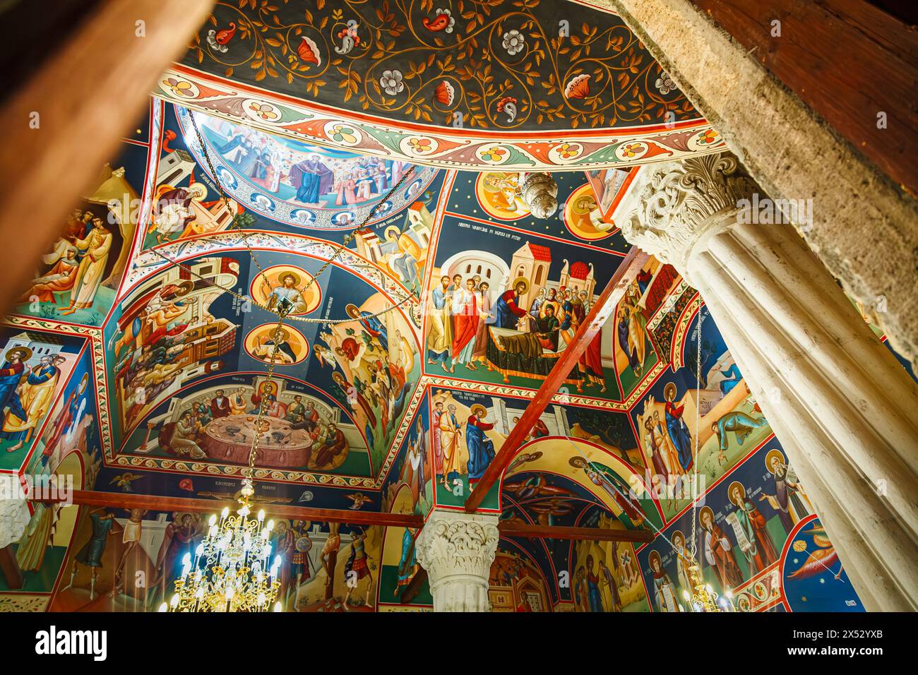 Peintures murales colorées et coupole dans l'église New selon George à Lipscani, Bucarest, capitale de la Roumanie, Europe centrale Banque D'Images
