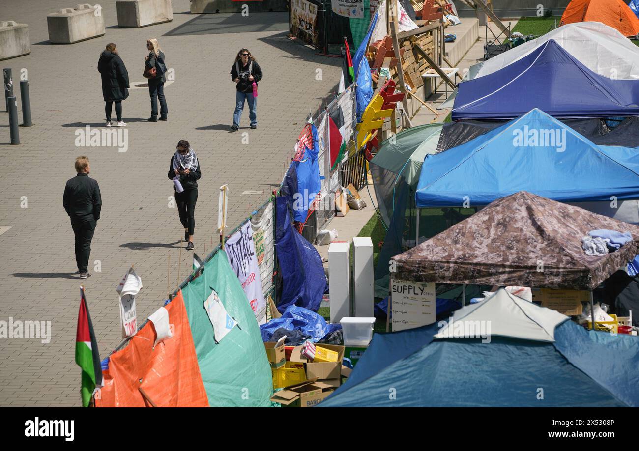 Vancouver, Canada. 6 mai 2024. Des gens sont vus près d'un campement sur le campus de Vancouver de l'Université de la Colombie-Britannique à Vancouver, Colombie-Britannique, Canada, le 6 mai 2024. Crédit : Liang Sen/Xinhua/Alamy Live News Banque D'Images