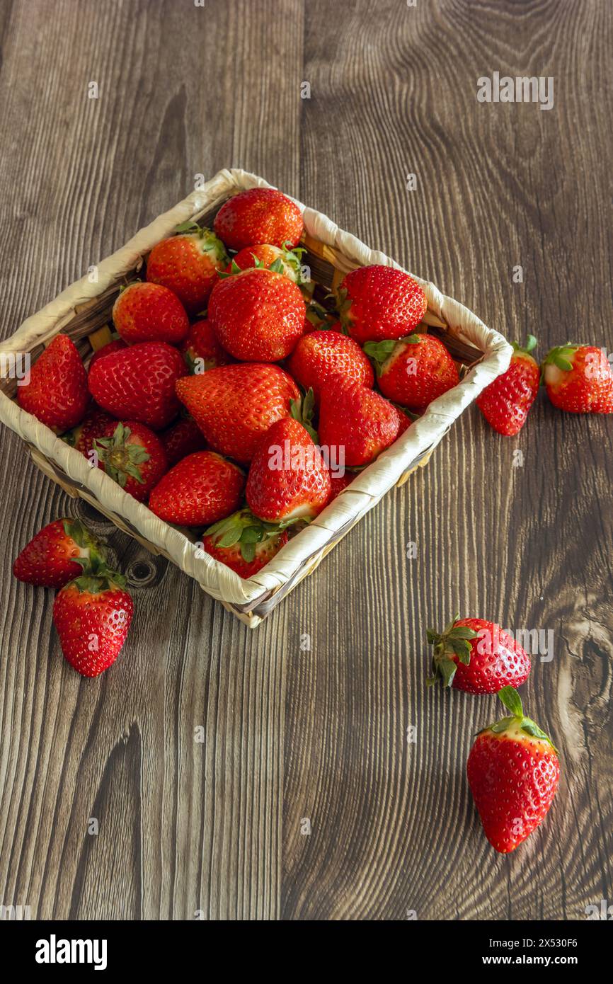 Les fraises et les baies, comme les framboises ou les mûres, sont des fruits qui contiennent le moins de sucre Banque D'Images