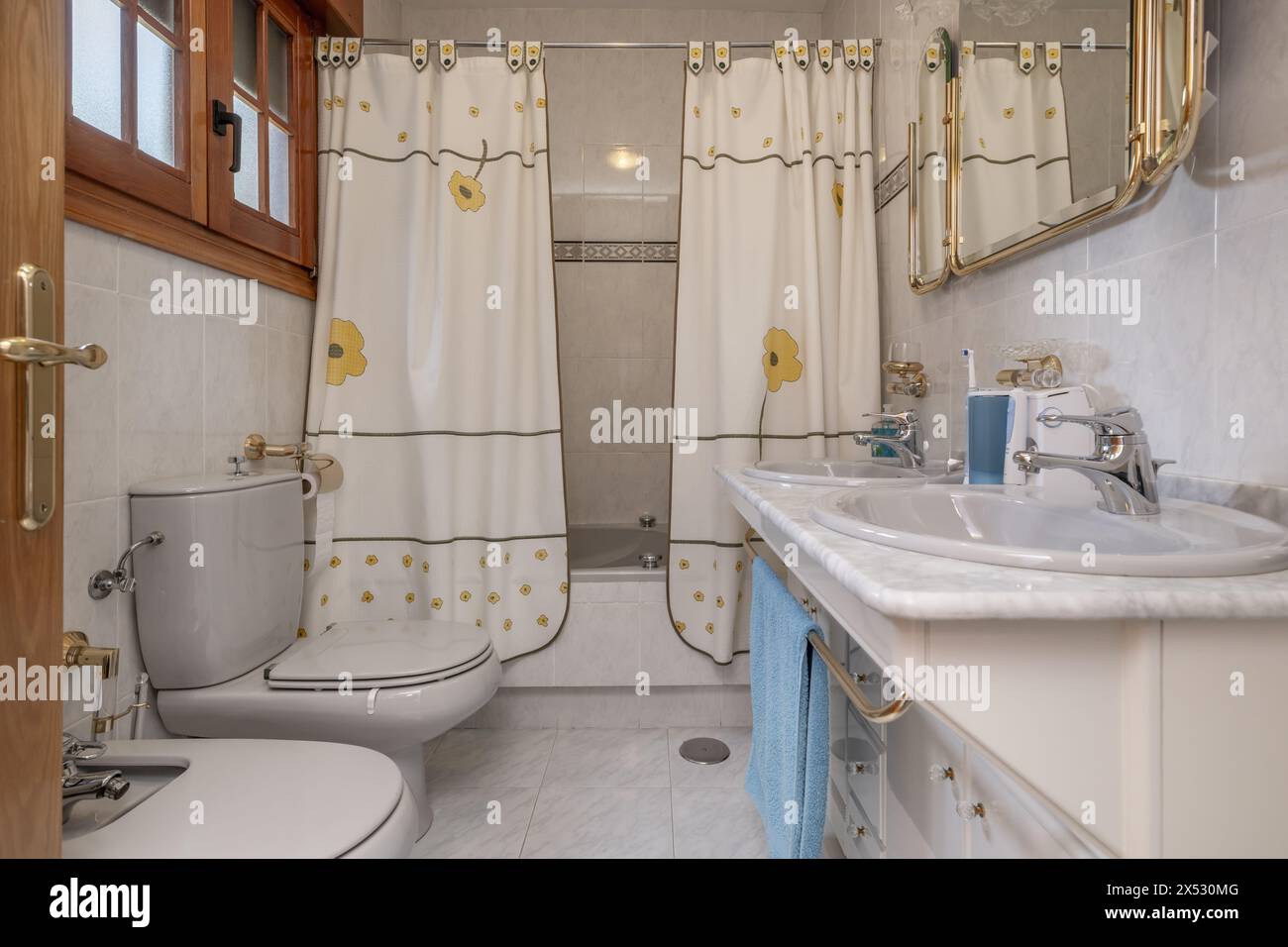 Une salle de bain à l'ancienne avec des rideaux recouvrant la baignoire Banque D'Images