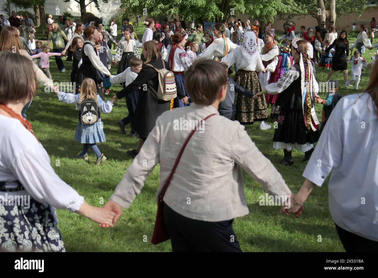 KIEV, UKRAINE - 05 MAI 2024 - les participants dansent pendant la célébration de Pâques à la réserve nationale de conservation de Kiev, Kiev, capitale de l'Ukraine Banque D'Images