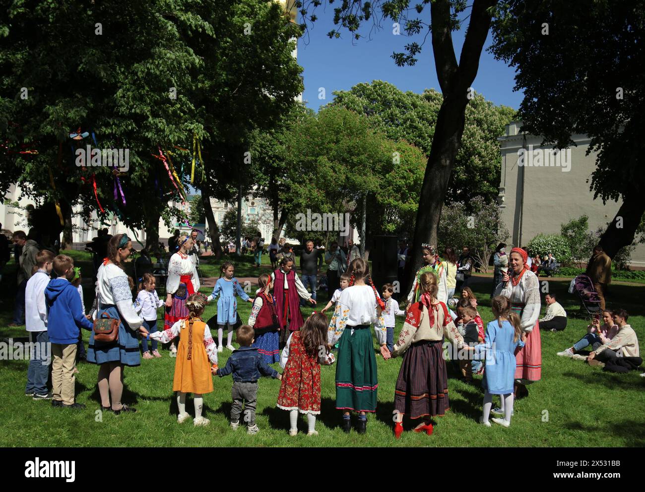 KIEV, UKRAINE - 05 MAI 2024 - les participants dansent pendant la célébration de Pâques à la réserve nationale de conservation de Kiev, Kiev, capitale de l'Ukraine Banque D'Images