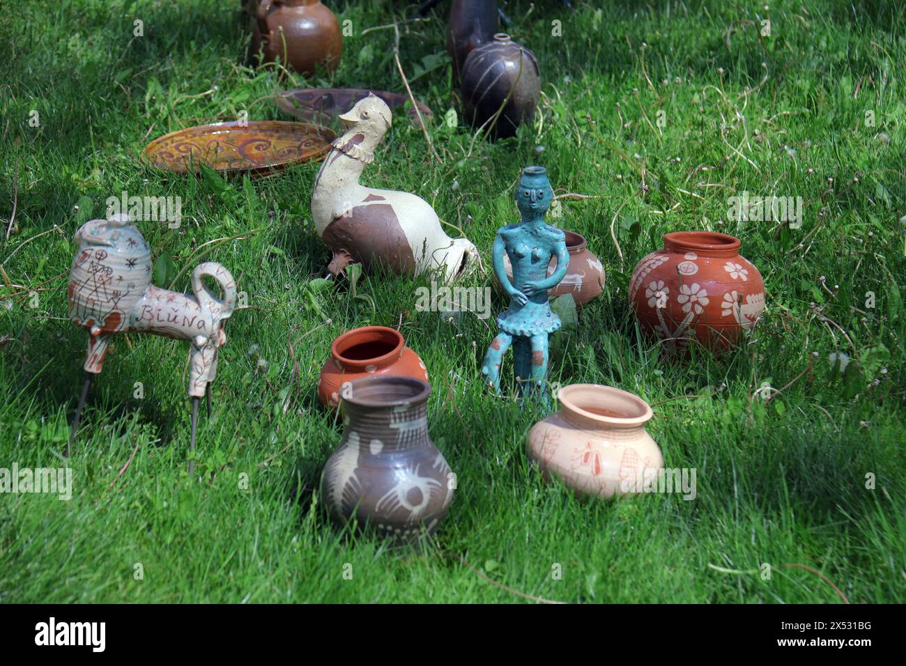 KIEV, UKRAINE - 05 MAI 2024 - des pièces de poterie sont exposées pendant la célébration de Pâques à Sophia de la zone de conservation nationale de Kiev, Kiev, capitale de l'Ukraine Banque D'Images