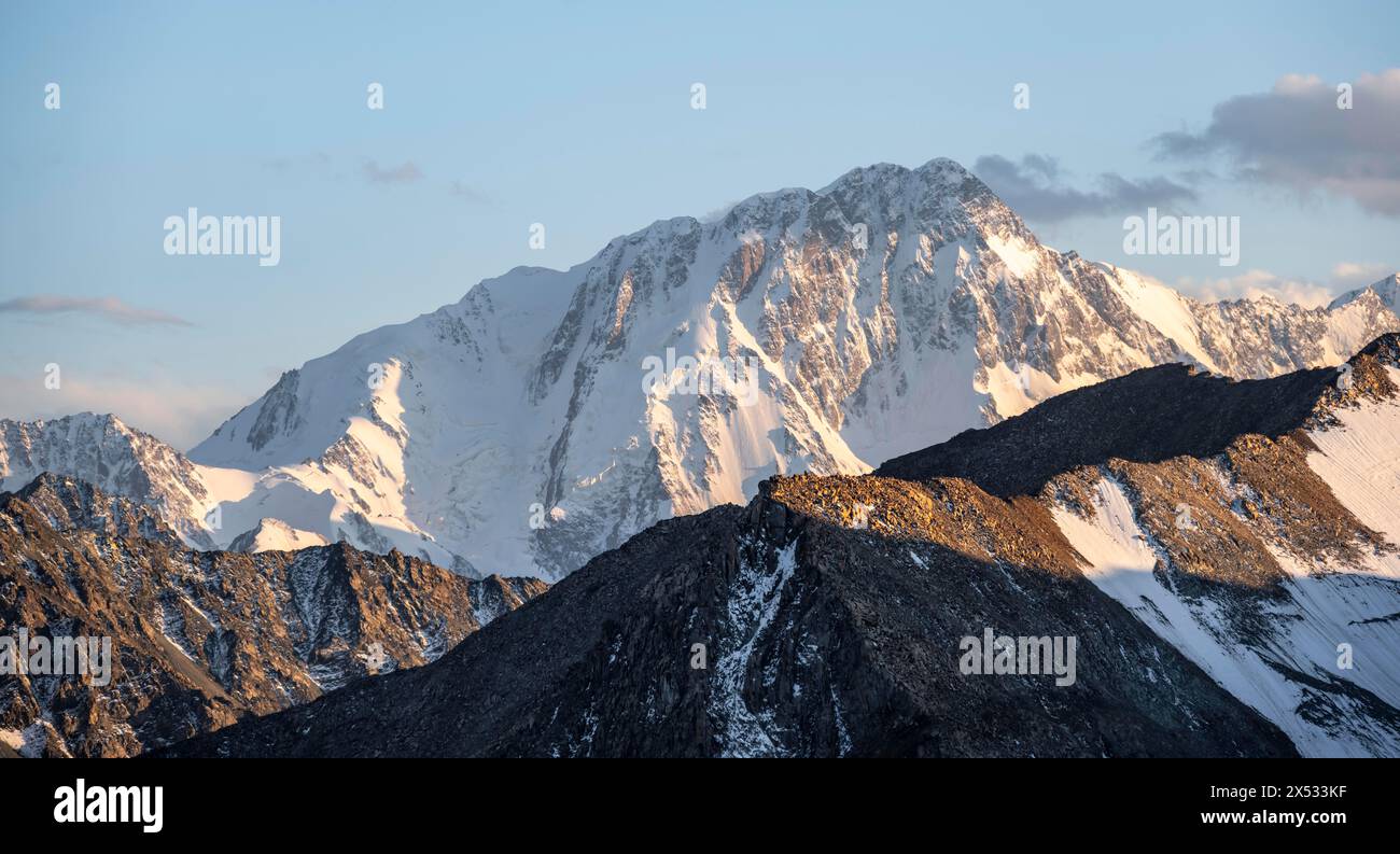 Sommets de haute montagne avec glaciers au coucher du soleil, col d'Ala Kul, montagnes de Tien Shan, Kirghizistan Banque D'Images