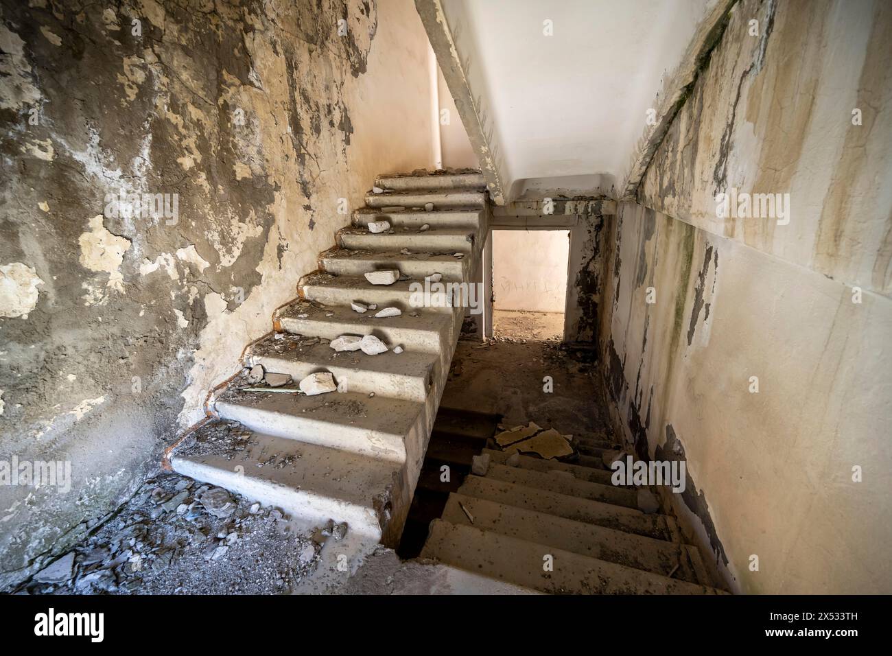 Un escalier en ruine dans un bâtiment abandonné avec peinture écaillée et pourriture visible, ville fantôme, Engilchek, Tian Shan, Kirghizistan Banque D'Images