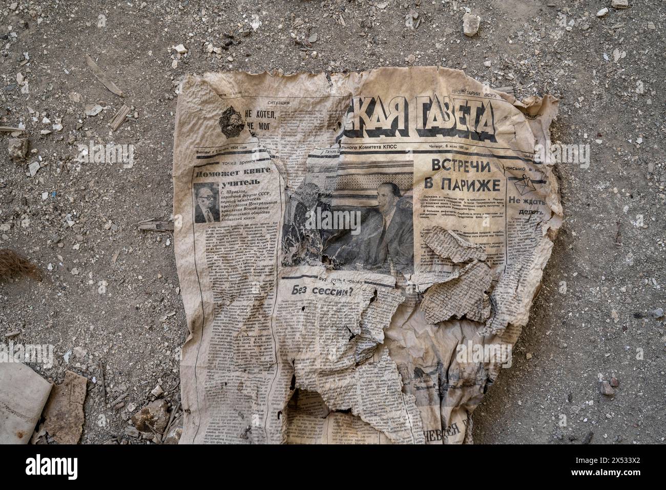 Restes d'un vieux journal kirghize de 1924 avec écriture cyrillique dans un bâtiment abandonné, ville fantôme, Engilchek, Tian Shan, Kirghizistan Banque D'Images