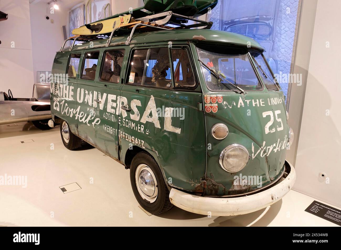 VW transporter T1, bus Volkswagen rétro avec lettrage publicitaire et bagages de toit dans une exposition de musée, AUTOMUSEUM PROTOTYP, Hambourg, Hanseatic Banque D'Images