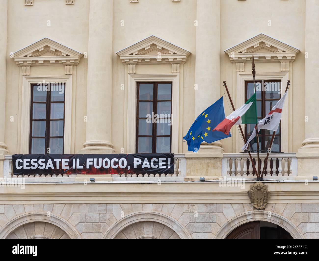 Appel à la paix, drapeaux, Palazzo della Provincia néoclassique, Piazza Italia, Sassari, Sardaigne, Italie Banque D'Images