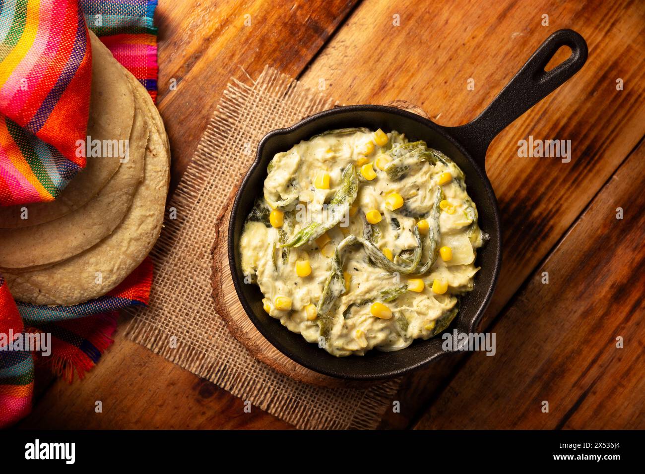 Rajas con Crema. Plat très populaire au Mexique qui se compose de lanières de piment poblano avec de la crème, il est servi en garniture ou en tacos, c'est un typique Banque D'Images