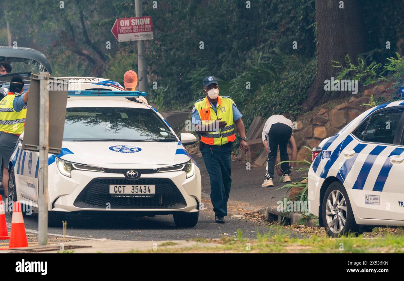 Police de la circulation, flics ou gardiens en service lors d'un barrage routier au Cap, Afrique du Sud concept de loi et d'ordre et de sécurité routière Banque D'Images