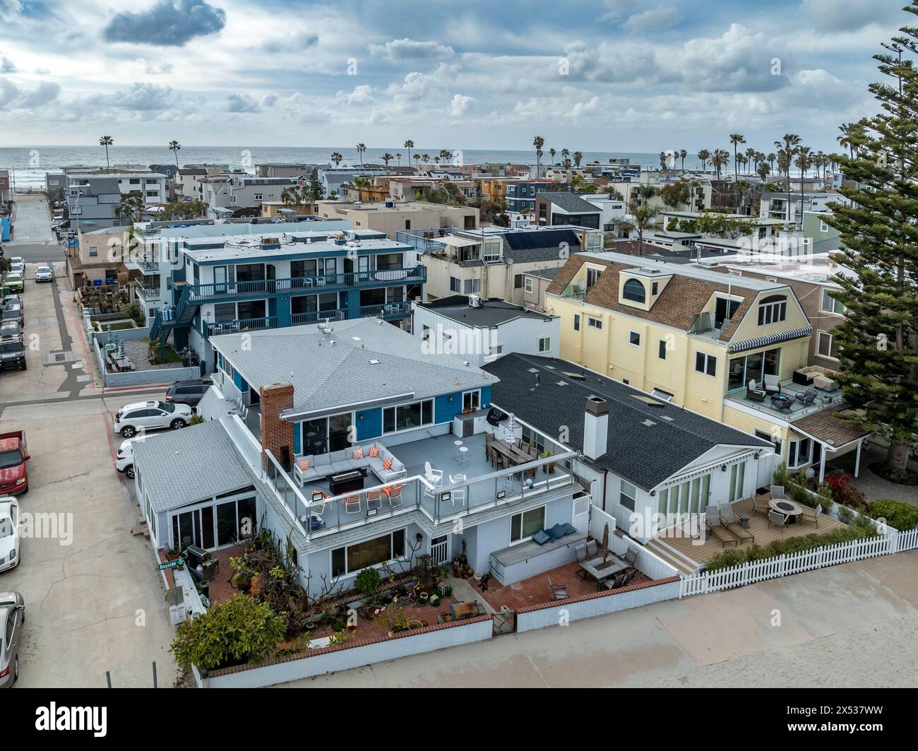 Vue aérienne de la propriété de location de plage en bord de mer sur Mission Beach San Diego Californie avec grande terrasse, véranda Banque D'Images