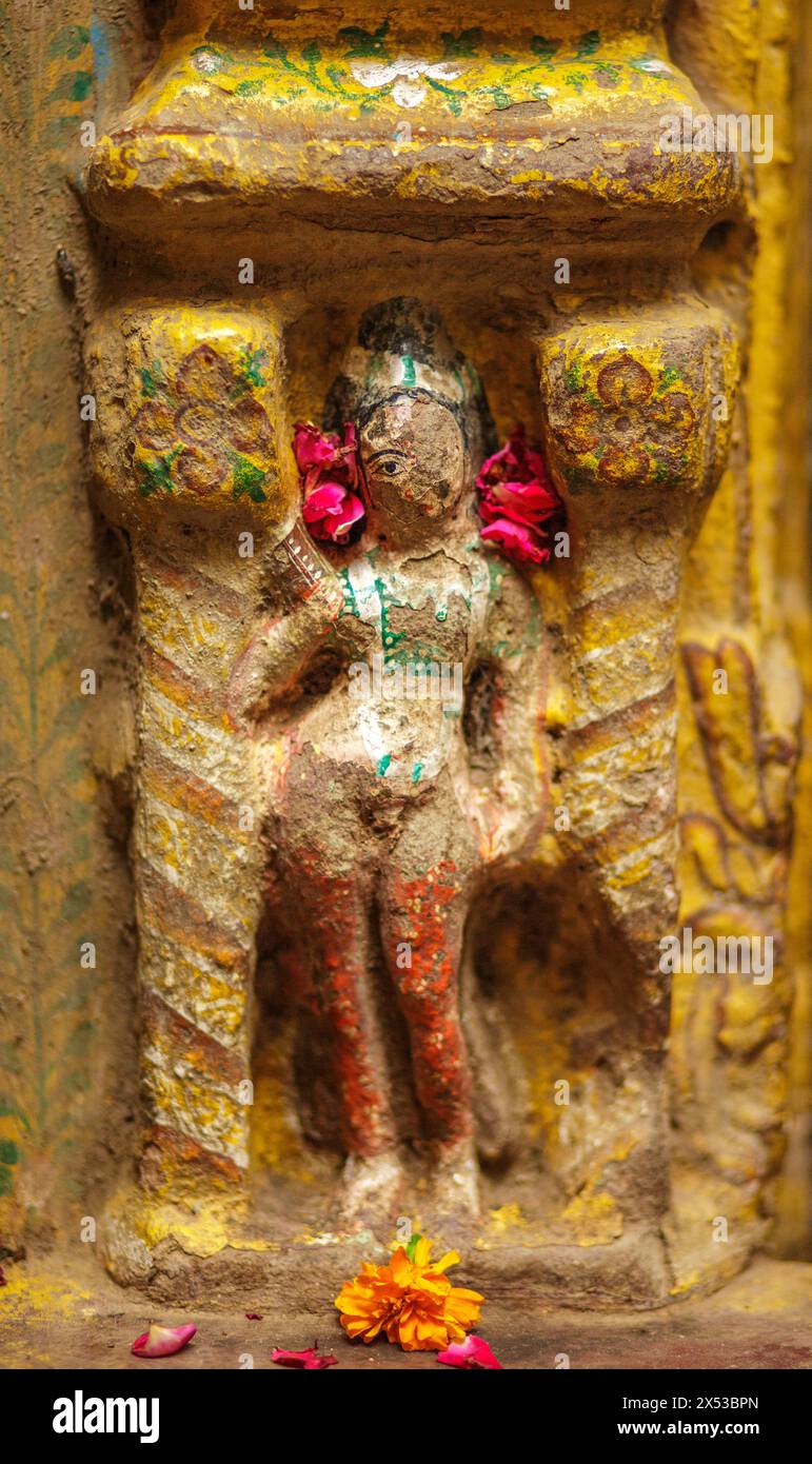 Statue de déesse en bas-relief portée par la météo à Varanasi, en Inde. Banque D'Images