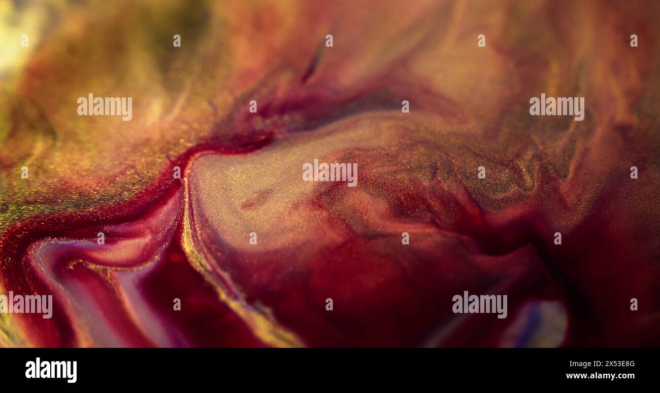 Flux de peinture. Éclaboussure d'encre scintillante. Défocalisé rouge rose violet doré mélange de couleurs scintillantes particules de paillettes de poussière émulsion de pigment d'eau mélange liquide de mouvement arrière-plan d'art abstrait. Banque D'Images