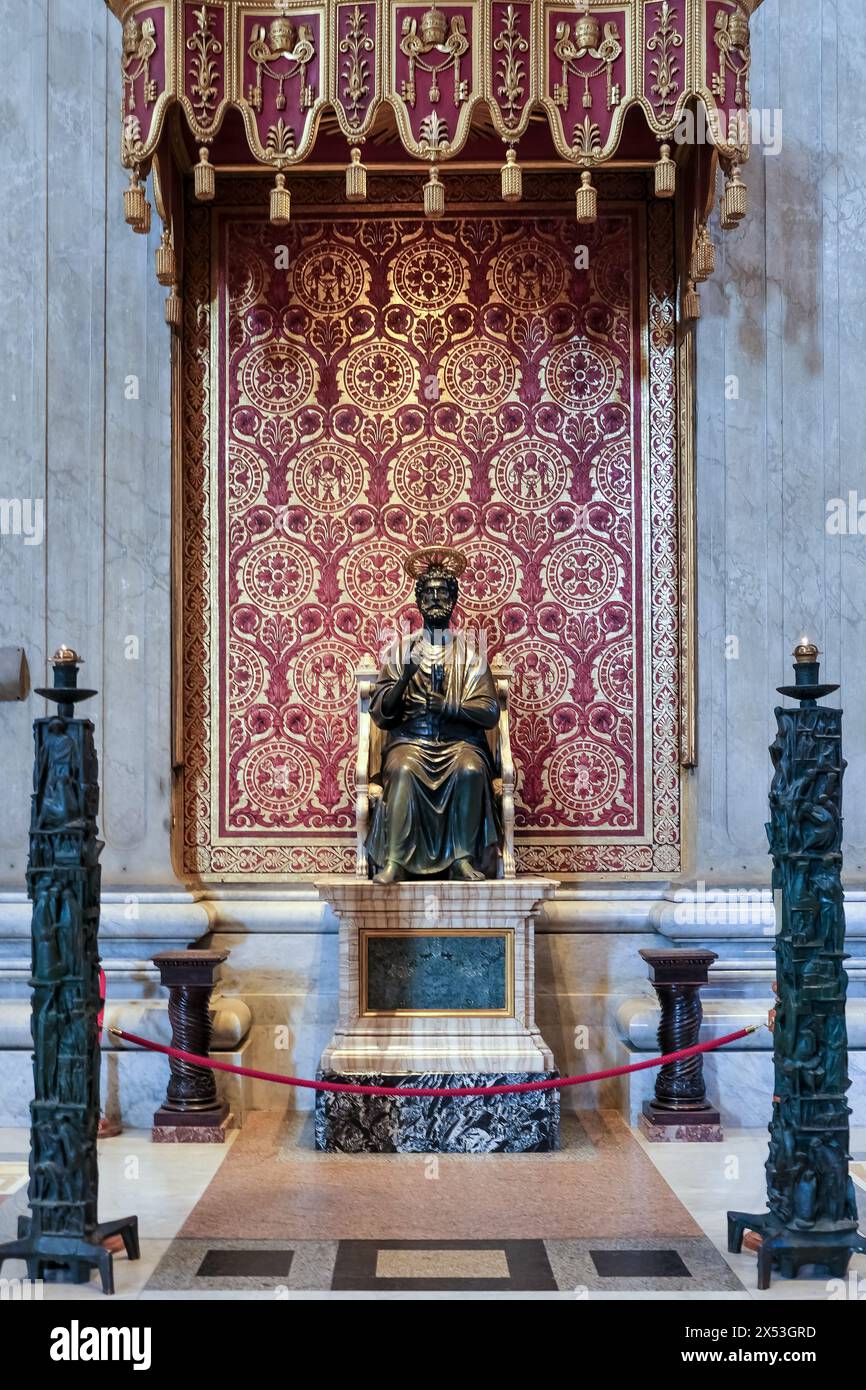 Ancienne statue en bronze de Pierre, située dans la nef centrale de la basilique Saint-Pierre dans la Cité du Vatican, l'enclave papale de Rome Banque D'Images