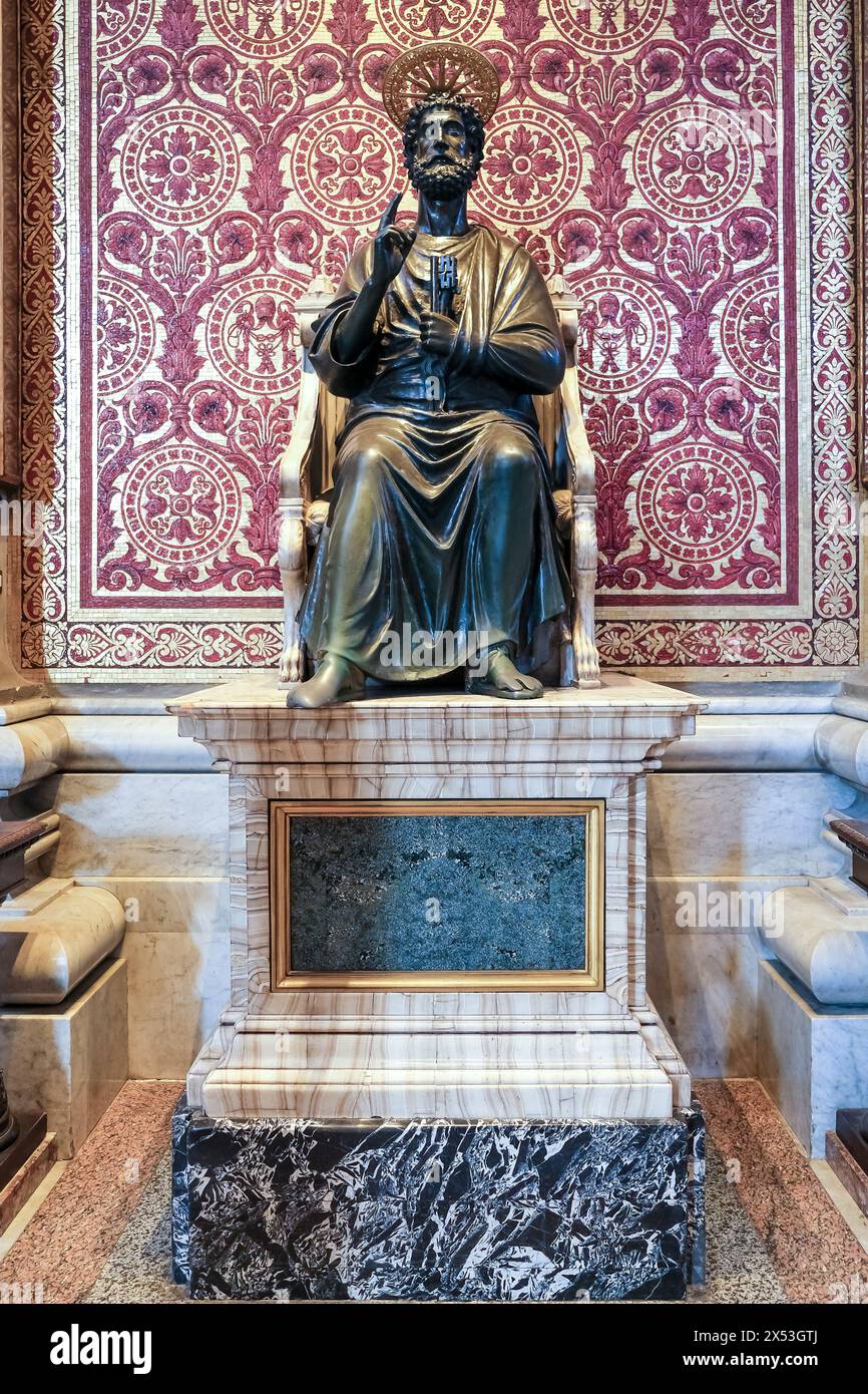 Ancienne statue en bronze de Pierre, située dans la nef centrale de la basilique Saint-Pierre dans la Cité du Vatican, l'enclave papale de Rome Banque D'Images