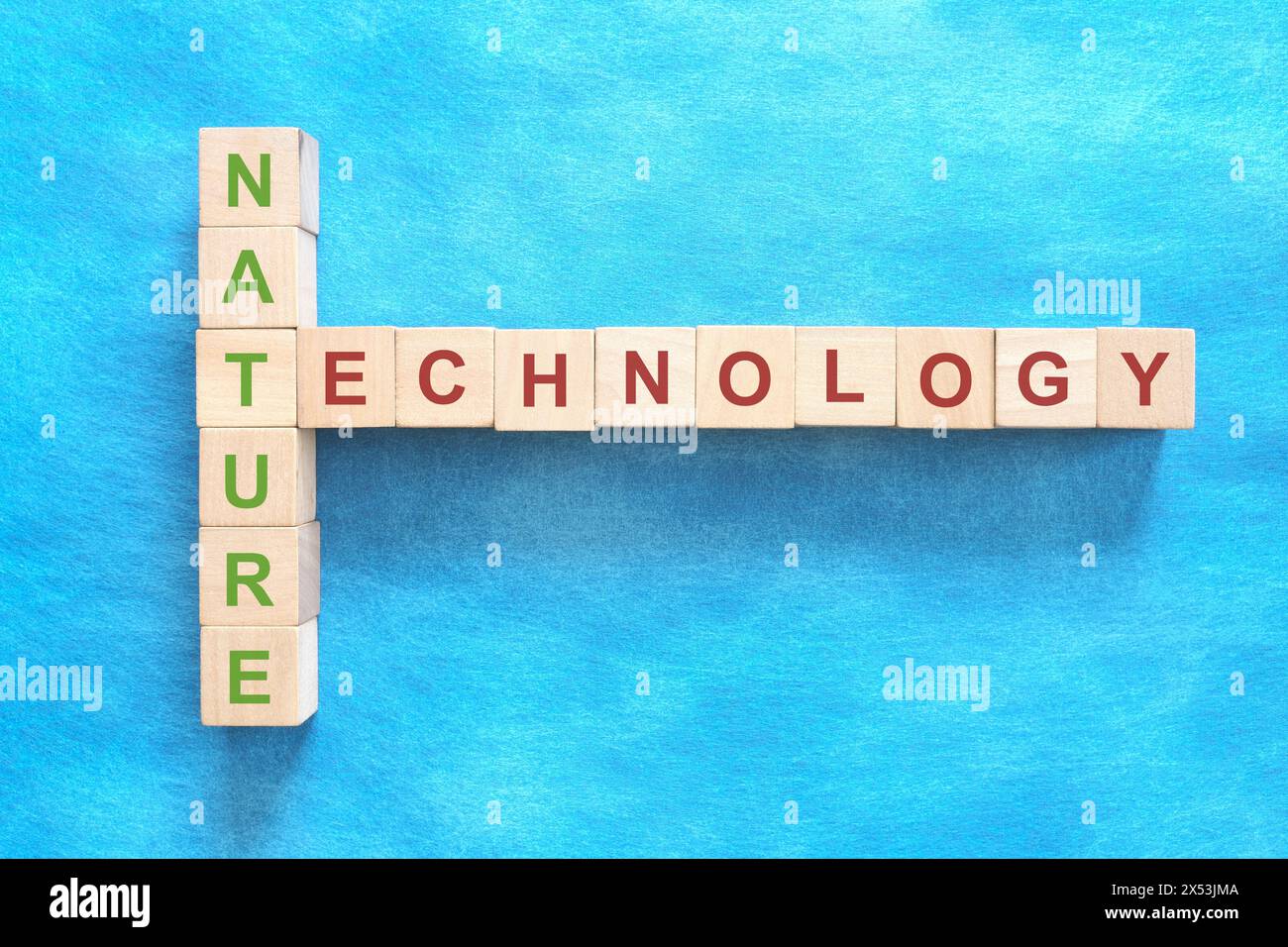 Nature et technologie relation et concept d'intersection. Mots croisés puzzle plat sur fond bleu. Banque D'Images