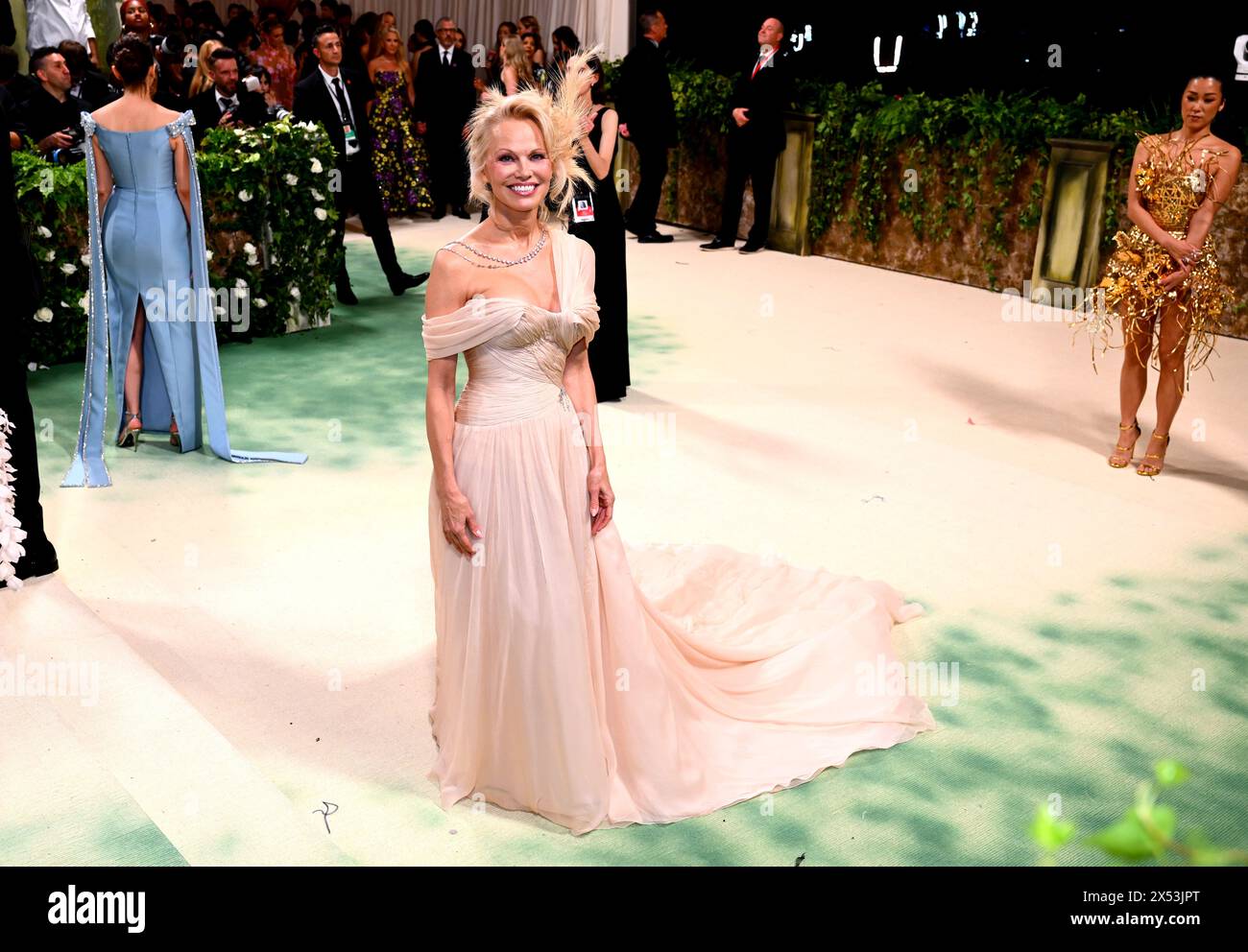 Pamela Anderson participant au Metropolitan Museum of Art costume Institute Benefit Gala 2024 à New York, États-Unis. Date de la photo : lundi 6 mai 2024. Banque D'Images