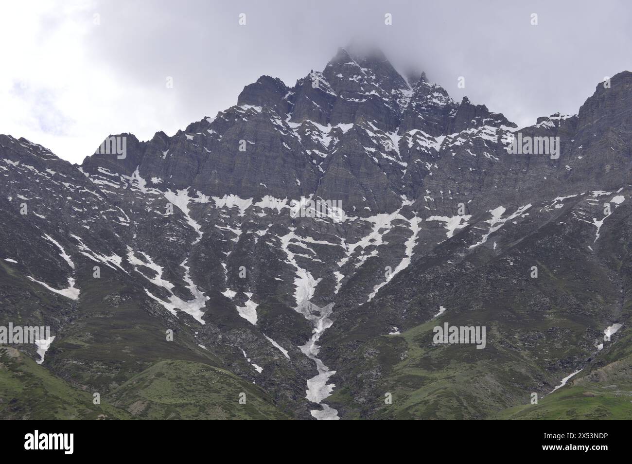 Pir Panjal chaîne de montagne comme vu dans la vallée de Pattan de Lauhal et Spiti dans l'Himachal Pradesh Inde. Banque D'Images