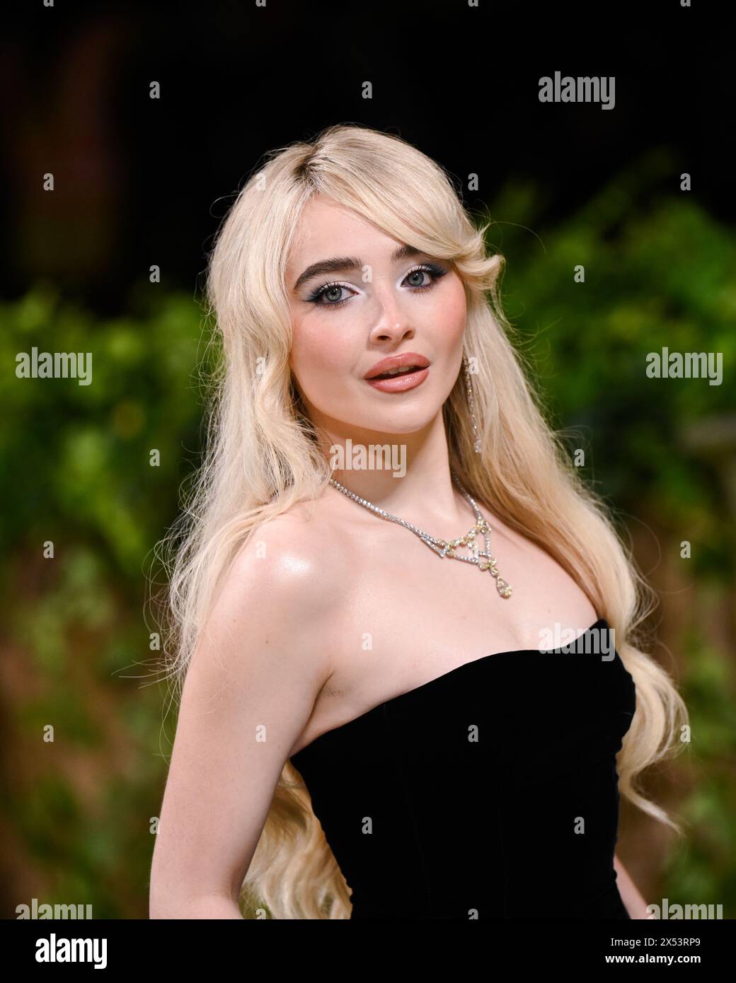 New York, États-Unis. 06 mai 2024. Sabrina Carpenter marchant sur le tapis rouge au gala 2024 du Metropolitan Museum of Art costume Institute célébrant l'ouverture de l'exposition intitulée Sleeping Beauties Reawakening Fashion au Metropolitan Museum of Art de New York, NY, le 6 mai 2024. (Photo par Anthony Behar/Sipa USA) crédit : Sipa USA/Alamy Live News Banque D'Images