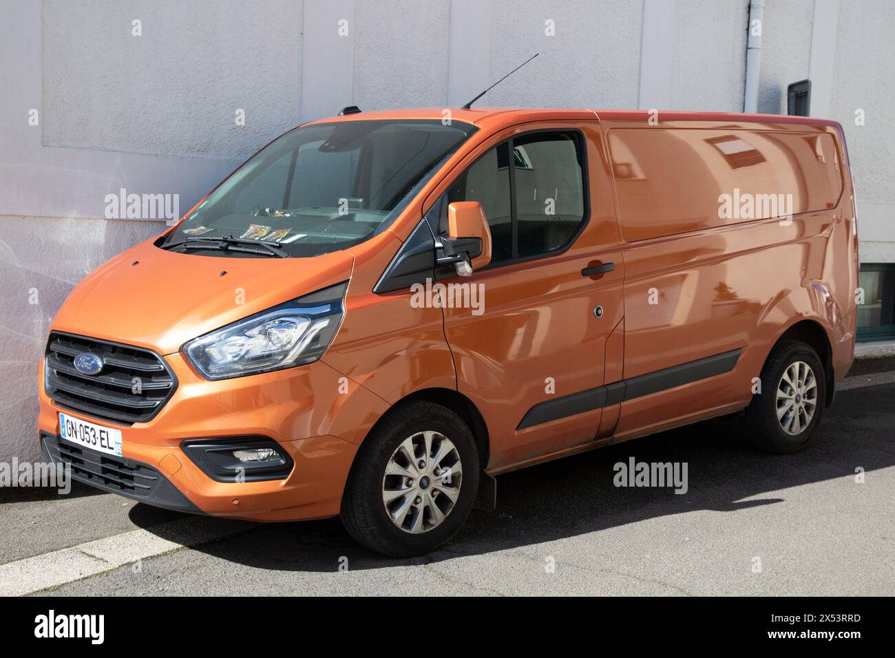 Bordeaux , France - 04 29 2024 : logo ford transit signe et texte marque sur le côté orange american Van US Banque D'Images