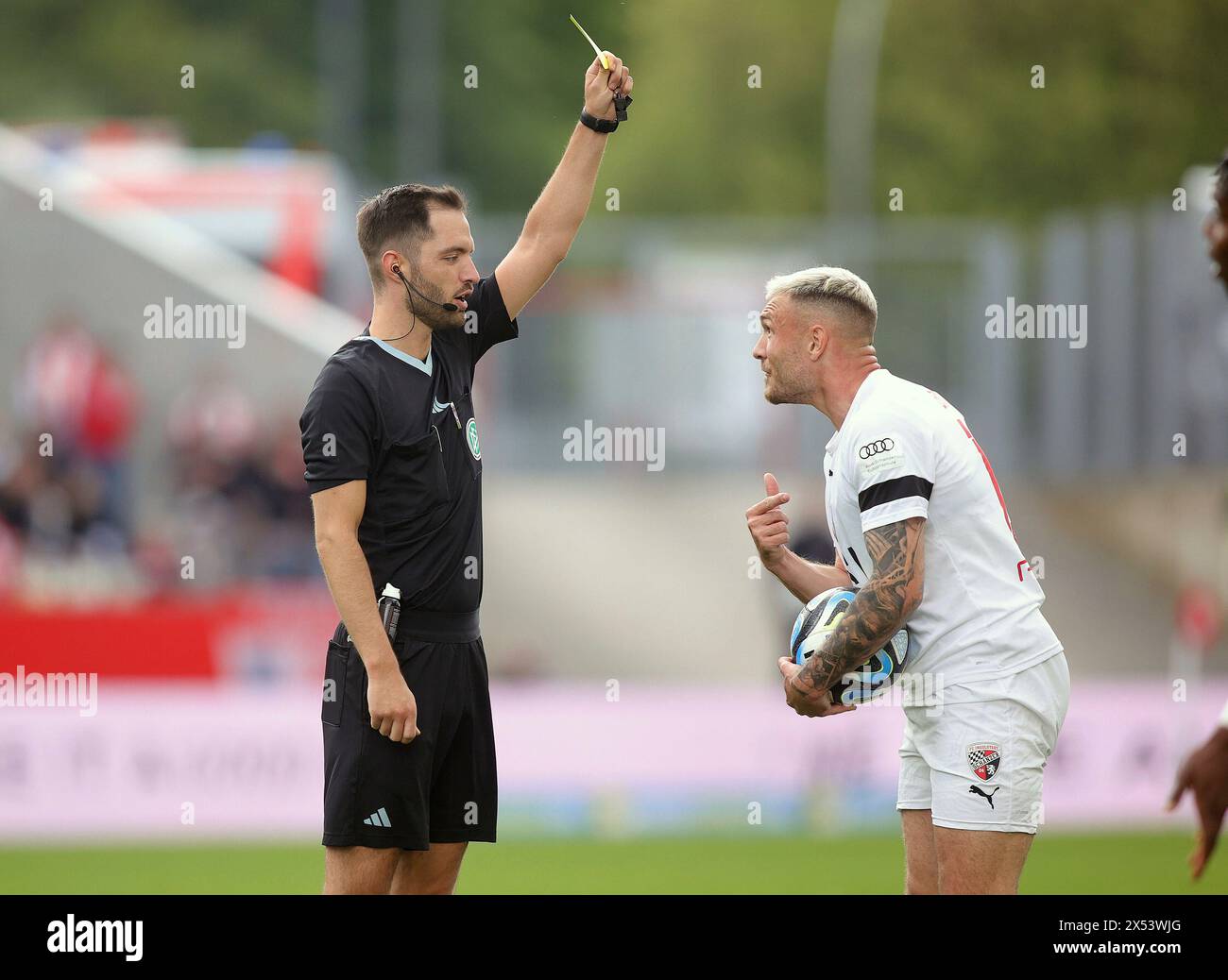 Mangez, Deutschland. 28 avril 2024. firo : 28.04.2024 Football, football, 3. Troisième Bundesliga, saison 2023/2024, 35. Matchday, RWE RW Rot Weiss Essen - FC Ingolstadt 04 4:0 arbitre Christian Ballweg, montre Max Dittgen le carton jaune crédit : dpa/Alamy Live News Banque D'Images