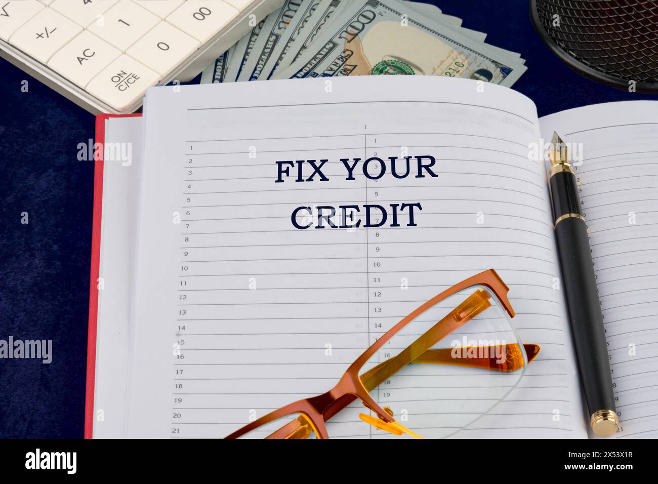 FIXEZ VOTRE texte DE CRÉDIT écrit dans le carnet de l'homme d'affaires Banque D'Images