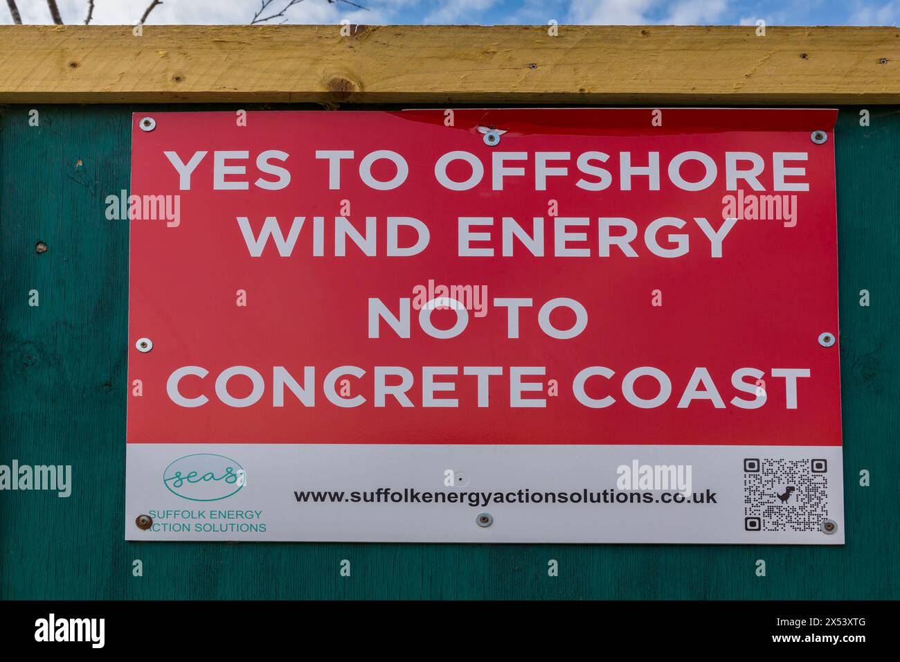 Oui à l'énergie éolienne offshore non à l'affiche côtière en béton à Southwold, Suffolk, Royaume-Uni en avril Banque D'Images