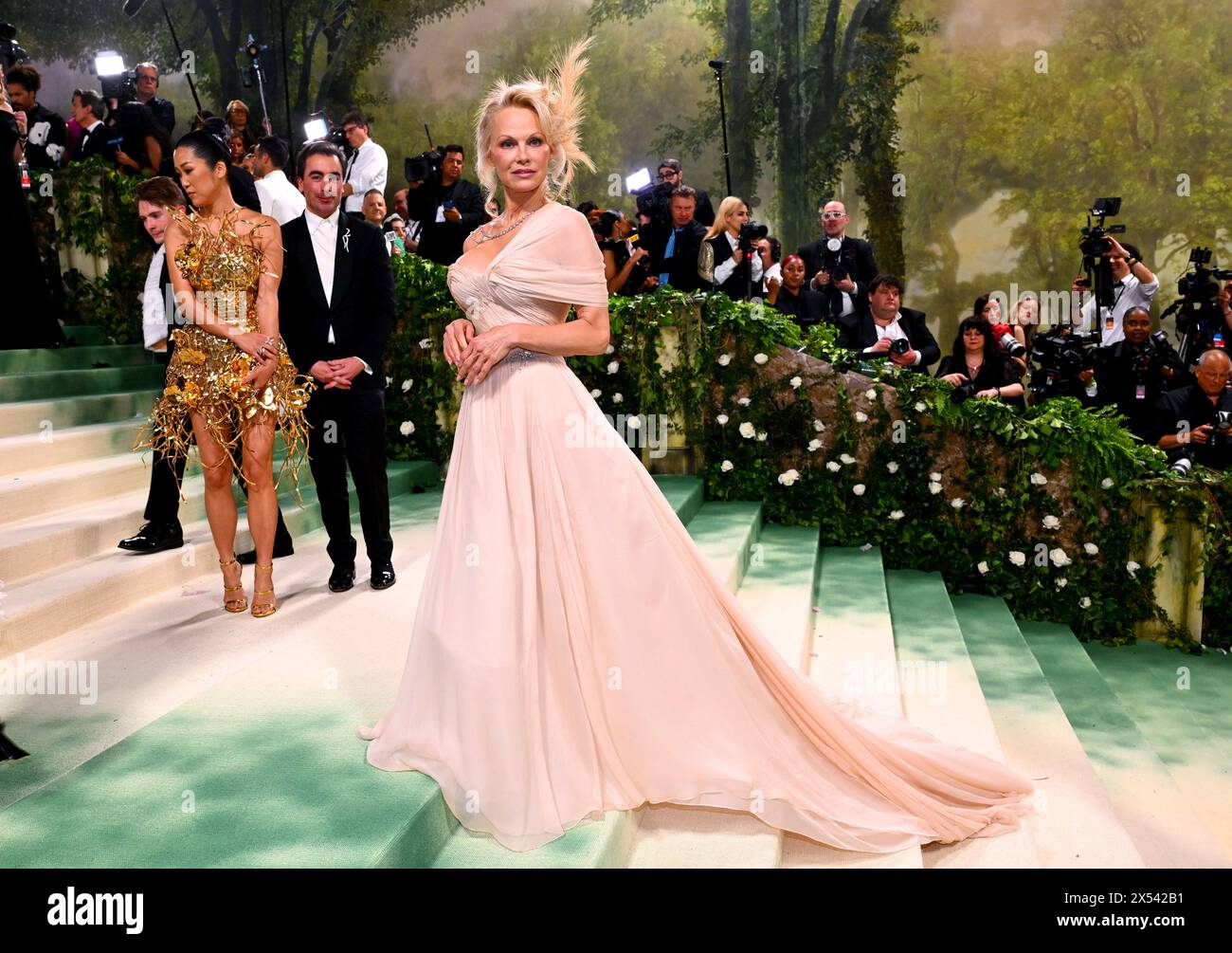 Pamela Anderson participant au Metropolitan Museum of Art costume Institute Benefit Gala 2024 à New York, États-Unis. Date de la photo : lundi 6 mai 2024. Banque D'Images