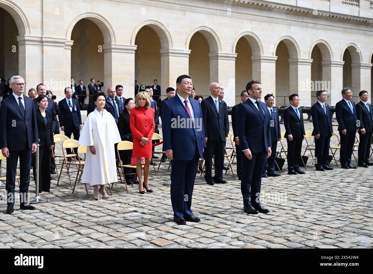 Paris, France. 6 mai 2024. Le président chinois Xi Jinping et le président français Emmanuel Macron regardent la marche passée à Paris, en France, le 6 mai 2024. XI, qui est en visite d'Etat en France, a assisté lundi à une cérémonie de bienvenue organisée par Macron. Crédit : XIe Huanchi/Xinhua/Alamy Live News Banque D'Images
