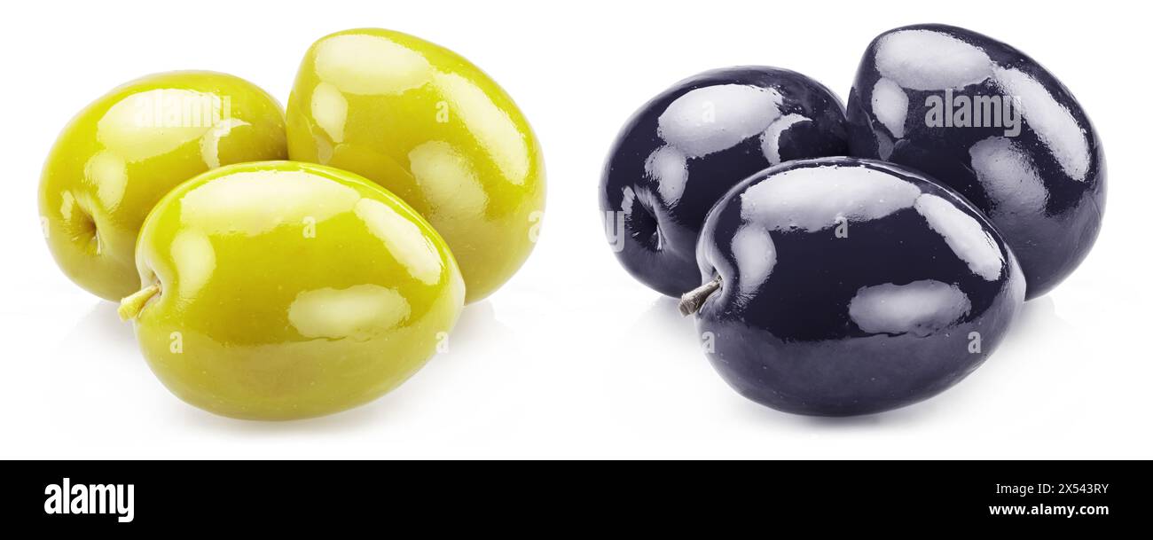 Deux groupes d'olives de table vertes et noires isolées sur fond blanc. Banque D'Images