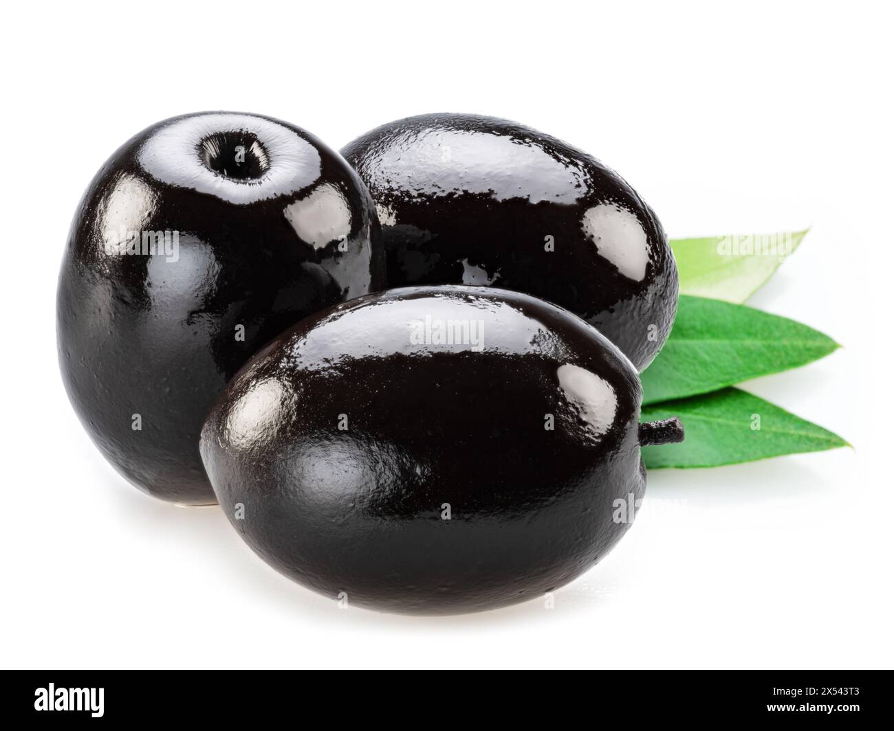 Olives de table noires avec feuilles d'olivier isolées sur fond blanc. Banque D'Images