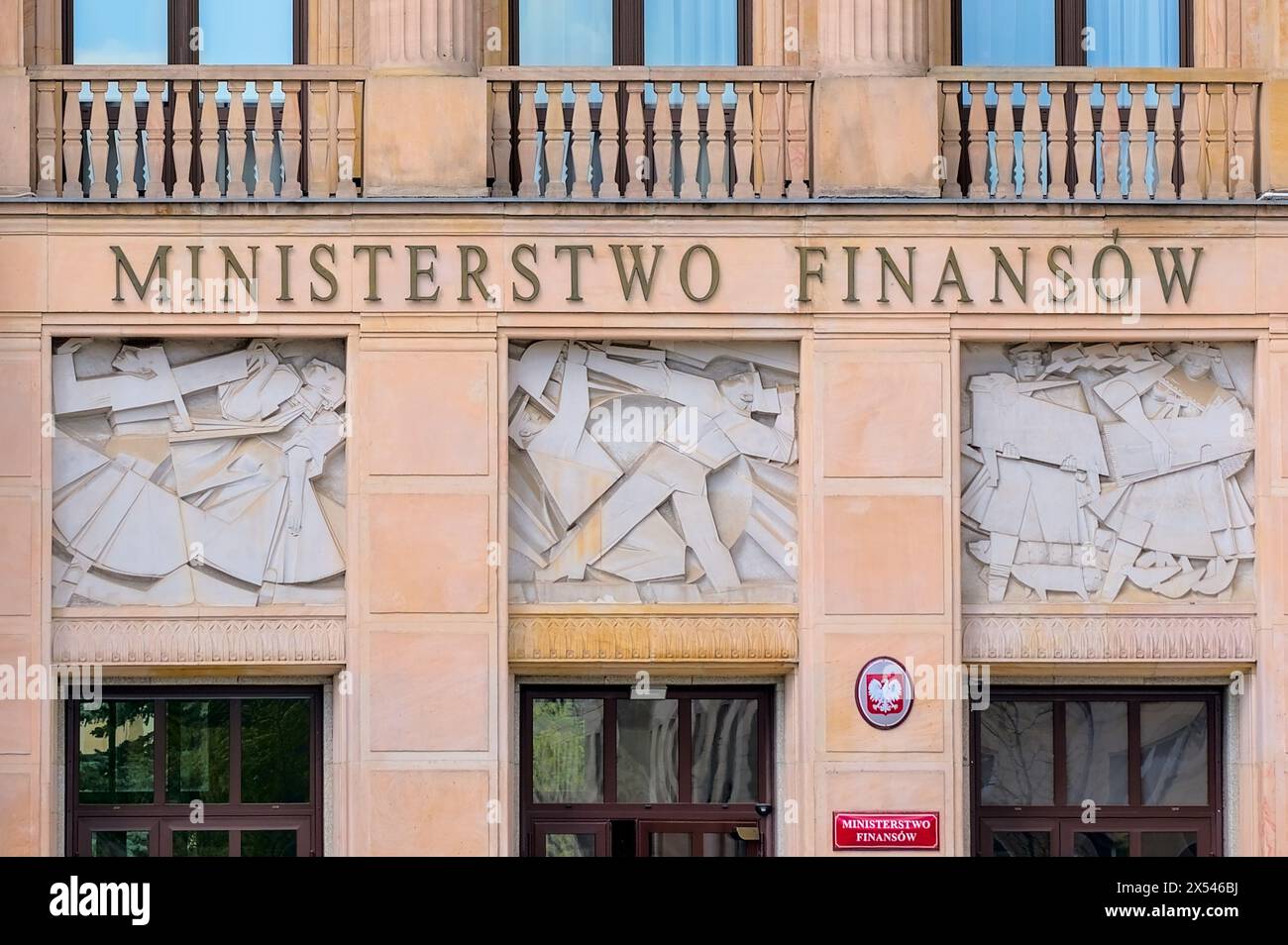 Plan serré de la façade du bâtiment du ministère polonais des Finances à Varsovie, avec le nom du ministère écrit en lettres métalliques. Banque D'Images