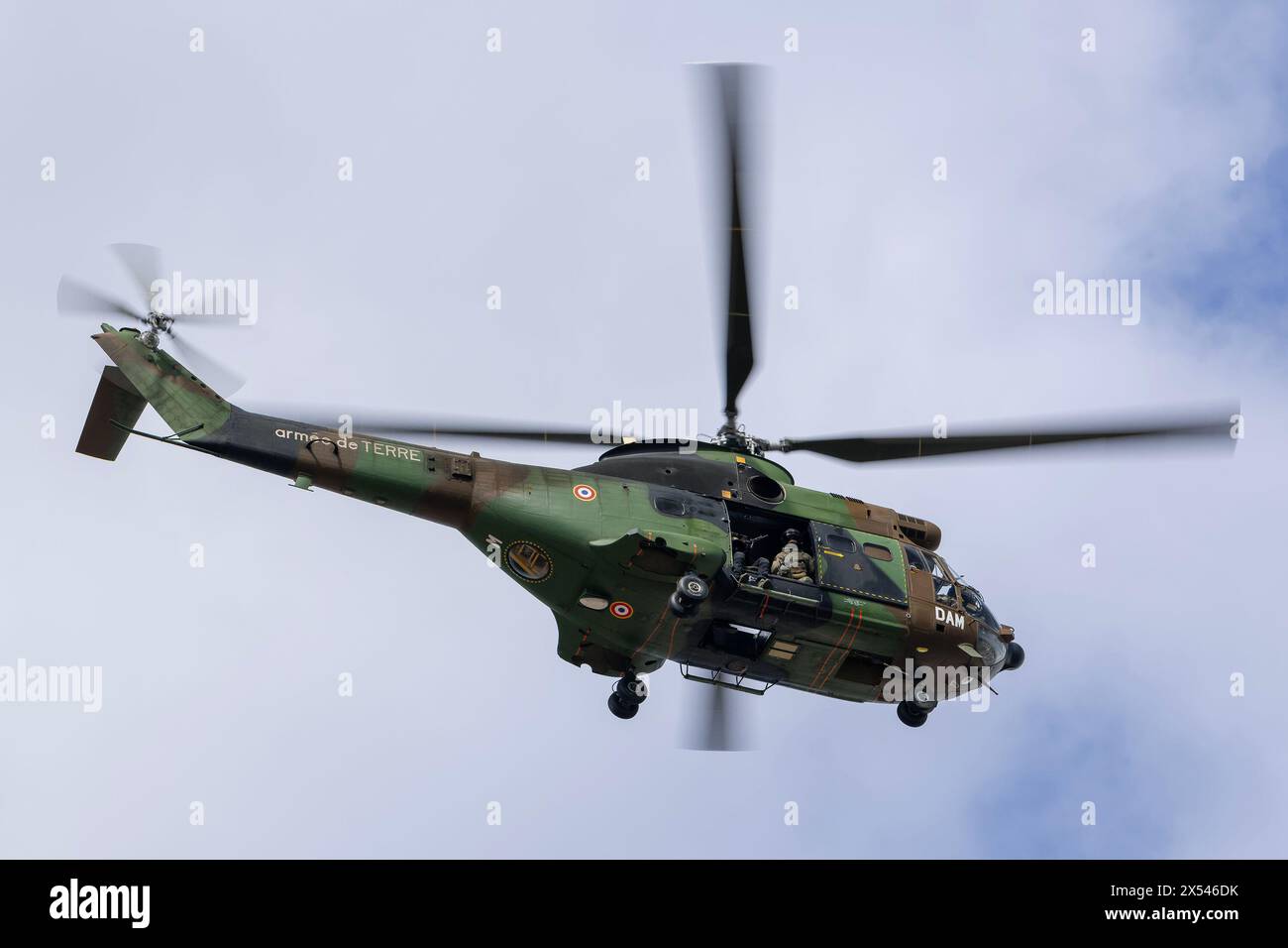 Vue sur un hélicoptère aérospatiale sa-330B Puma de l'Armée française pour un exercice de largage des membres du RAID par hélicoptère sur le toit d'un bâtiment. Banque D'Images