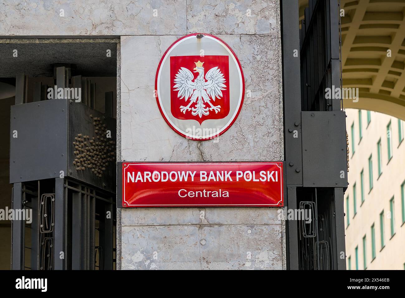 Panneau métallique sur le bâtiment avec le nom Banque nationale de Pologne Siège. Banque D'Images