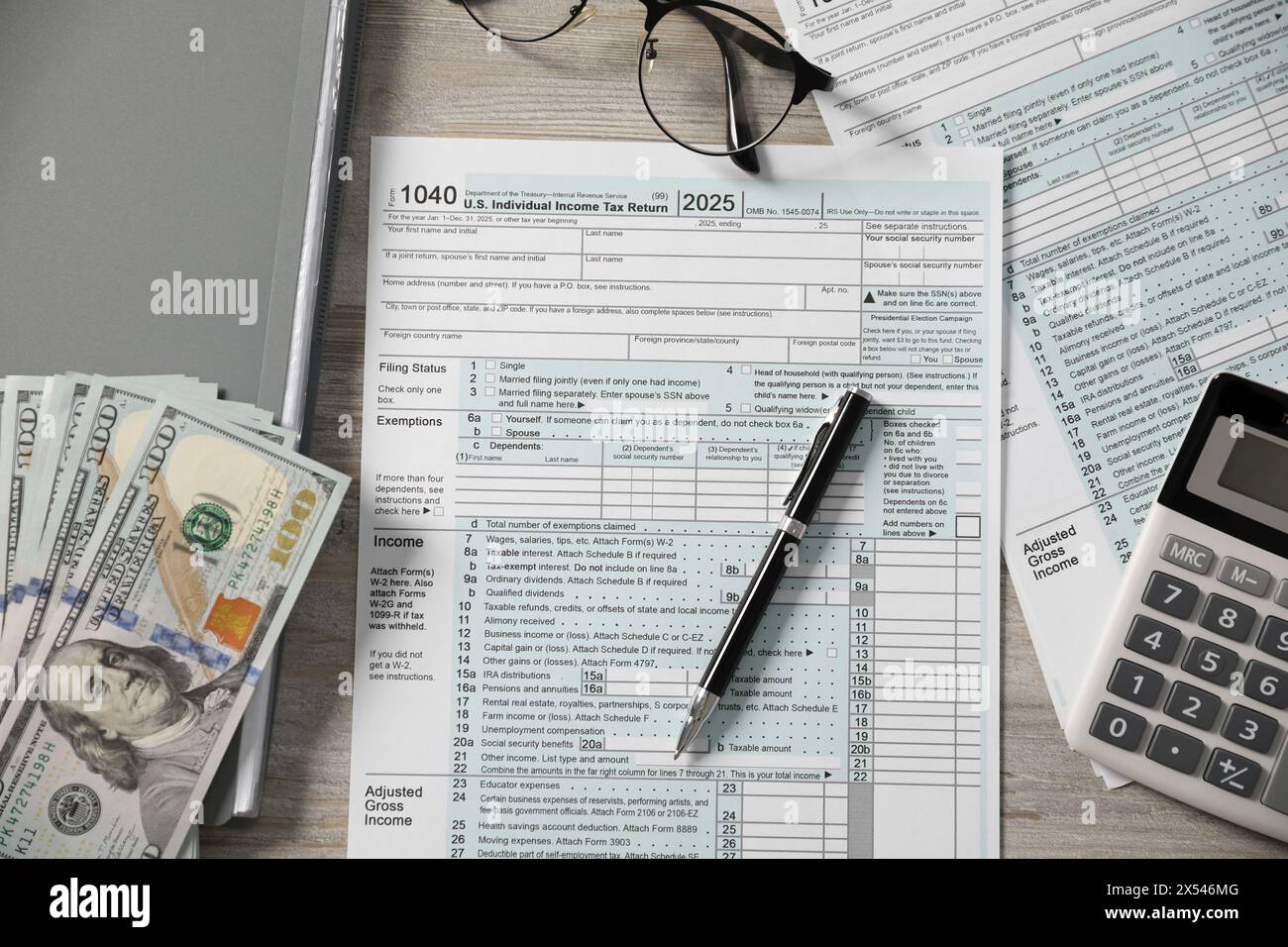 Paie. Composition de pose plate avec formulaires de déclaration d'impôt sur la table en bois Banque D'Images
