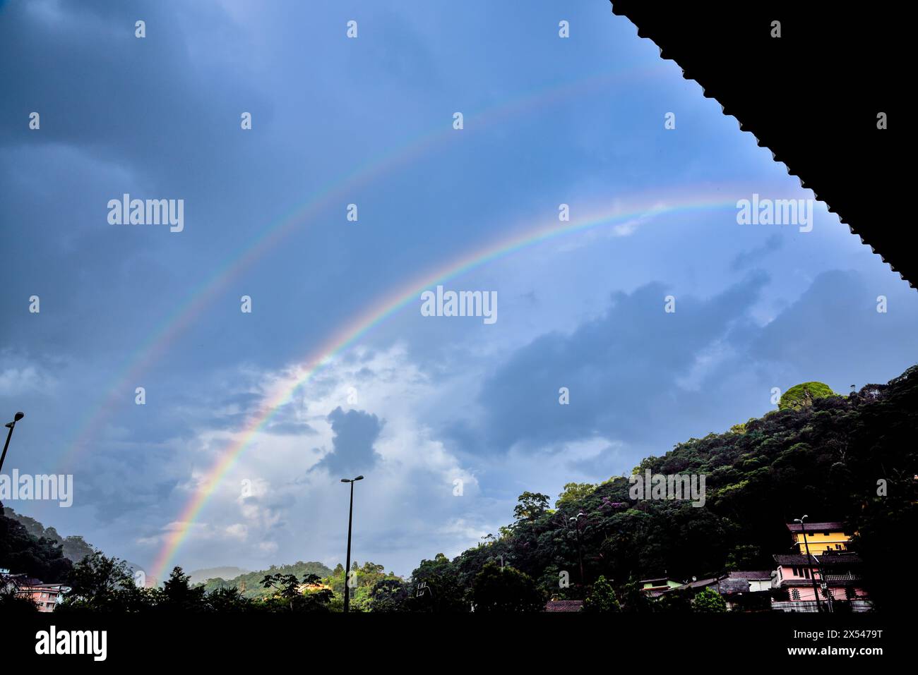 Un double arc-en-ciel sur les collines d'Itaipava - Rio de Janeiro, Brésil Banque D'Images