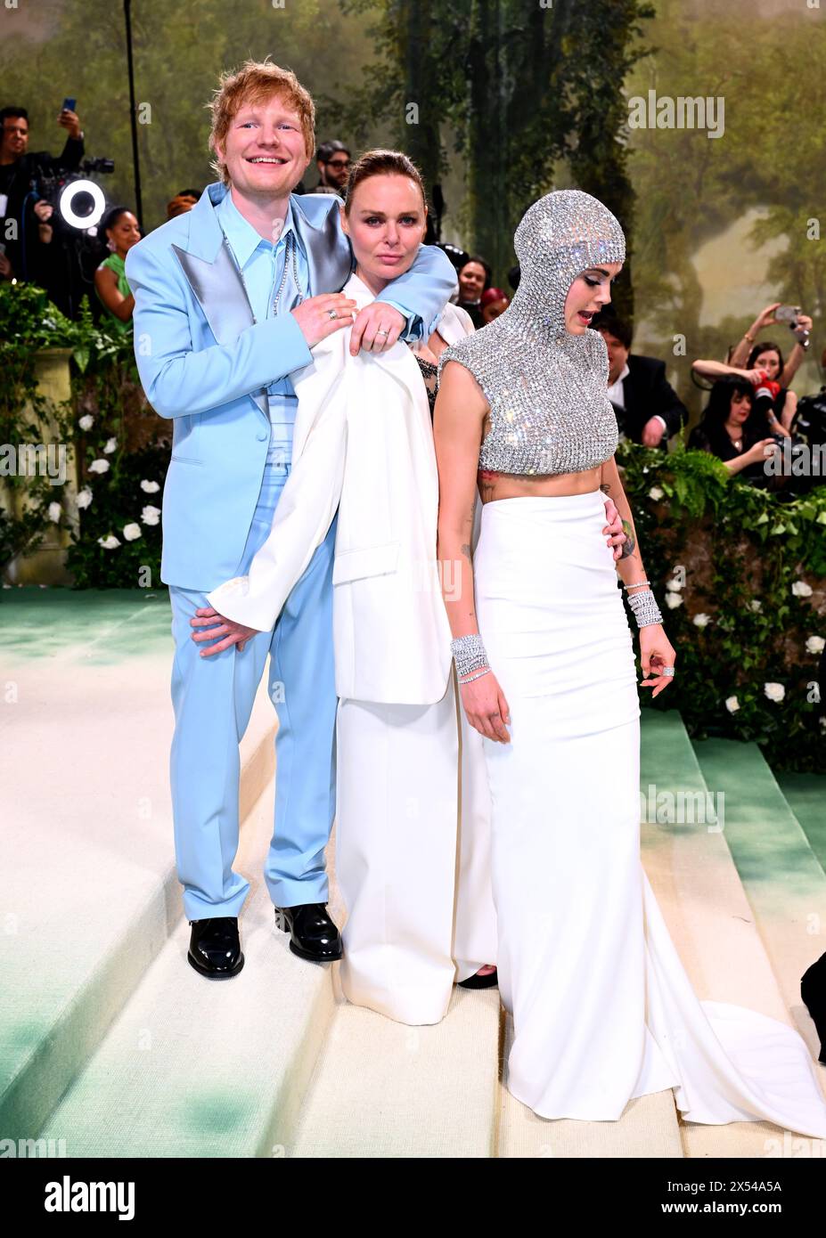 Ed Sheeran, Stella McCartney et Cara Delevingne participant au Metropolitan Museum of Art costume Institute bénéficient du Gala 2024 à New York, États-Unis. Date de la photo : lundi 6 mai 2024. Banque D'Images