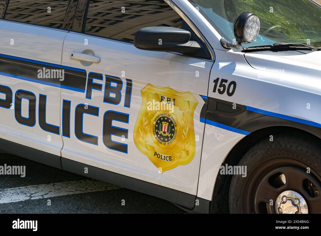 Washington DC, États-Unis - 30 avril 2024 : vue rapprochée de l'insigne sur le côté d'une voiture de patrouille de police utilisée par le FBI Banque D'Images