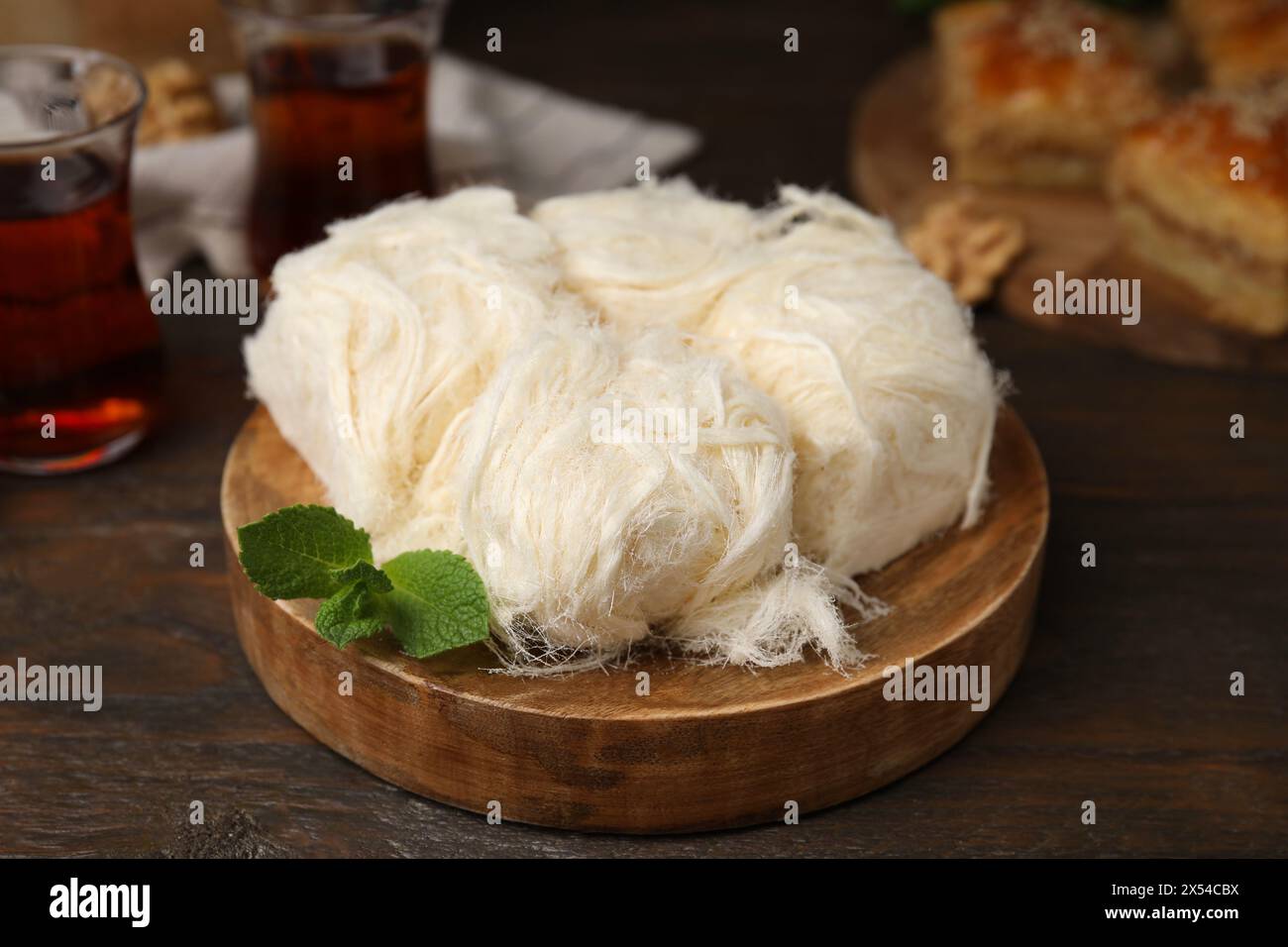 Bonbons orientaux. Savoureux pashmak iranien sur table en bois, gros plan Banque D'Images