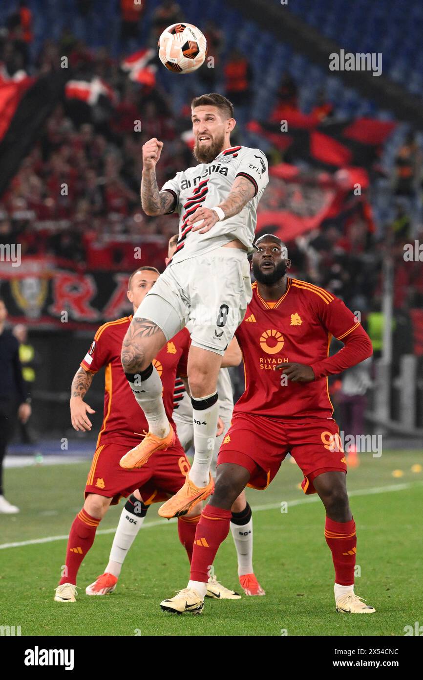 Robert Andrich de Bayer Leverkusen en tête du match de football de la Ligue Europa entre AS Roma et Bayer Leverkusen au stade Olimpico à Rome (Italie), le 2 mai 2024. Banque D'Images
