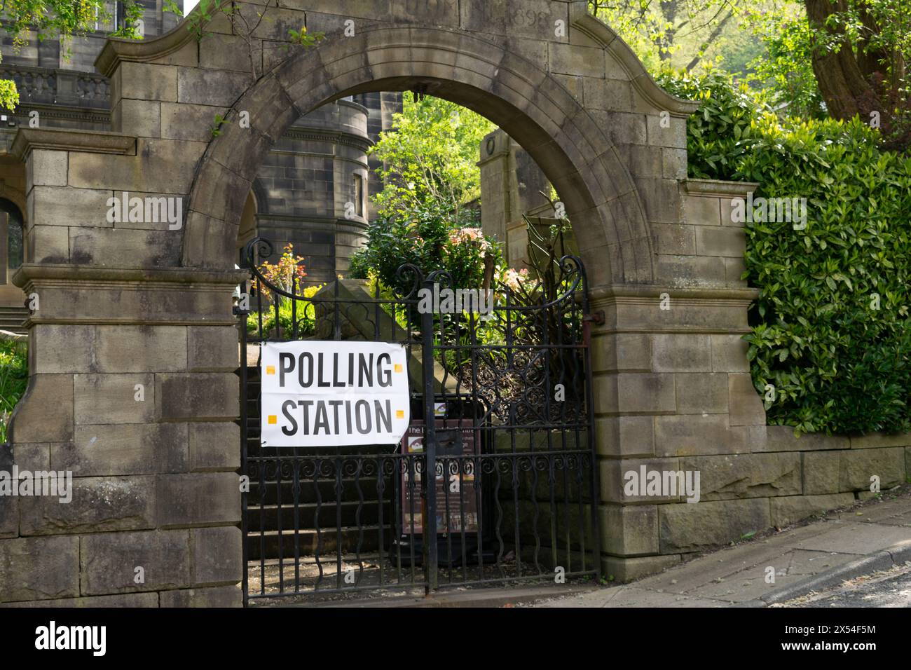 Entrée du bureau de vote. Hebden Bridge, West Yorkshire, Royaume-Uni. Arche fermée en milieu rural. Banque D'Images