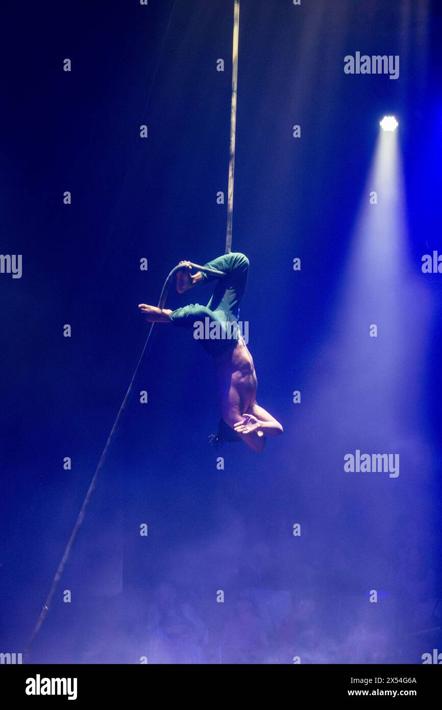 L'acrobate américain Nick Hodge est suspendu à l'envers et sans être fixé à une corde pendant qu'il joue dans 'Avalon', le nouveau spectacle Giffords Circus pour 2024 (Royaume-Uni) Banque D'Images